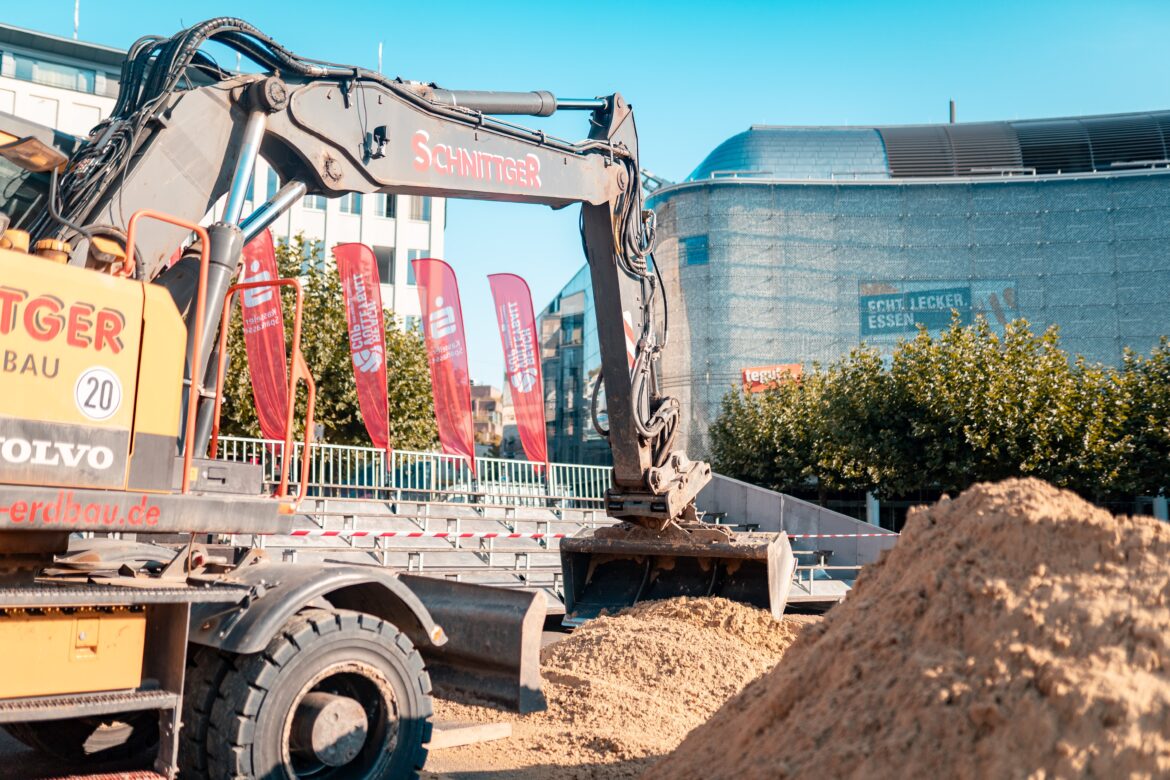 Gleichartig ein Containerdienst Ihre Baustelle gepflegt hält