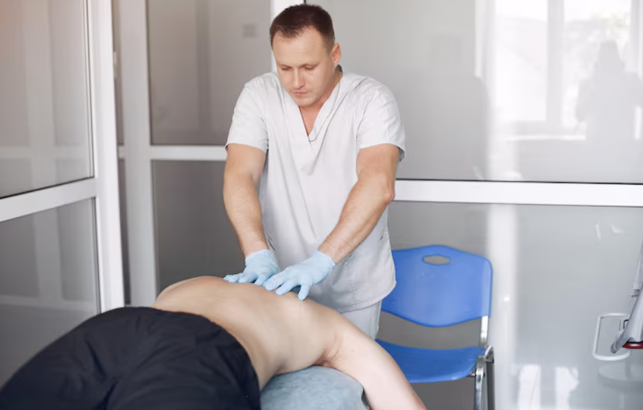 Wie ein Therapeut für manuelle Therapie Ihnen bei Rückenschmerzen helfen kann
